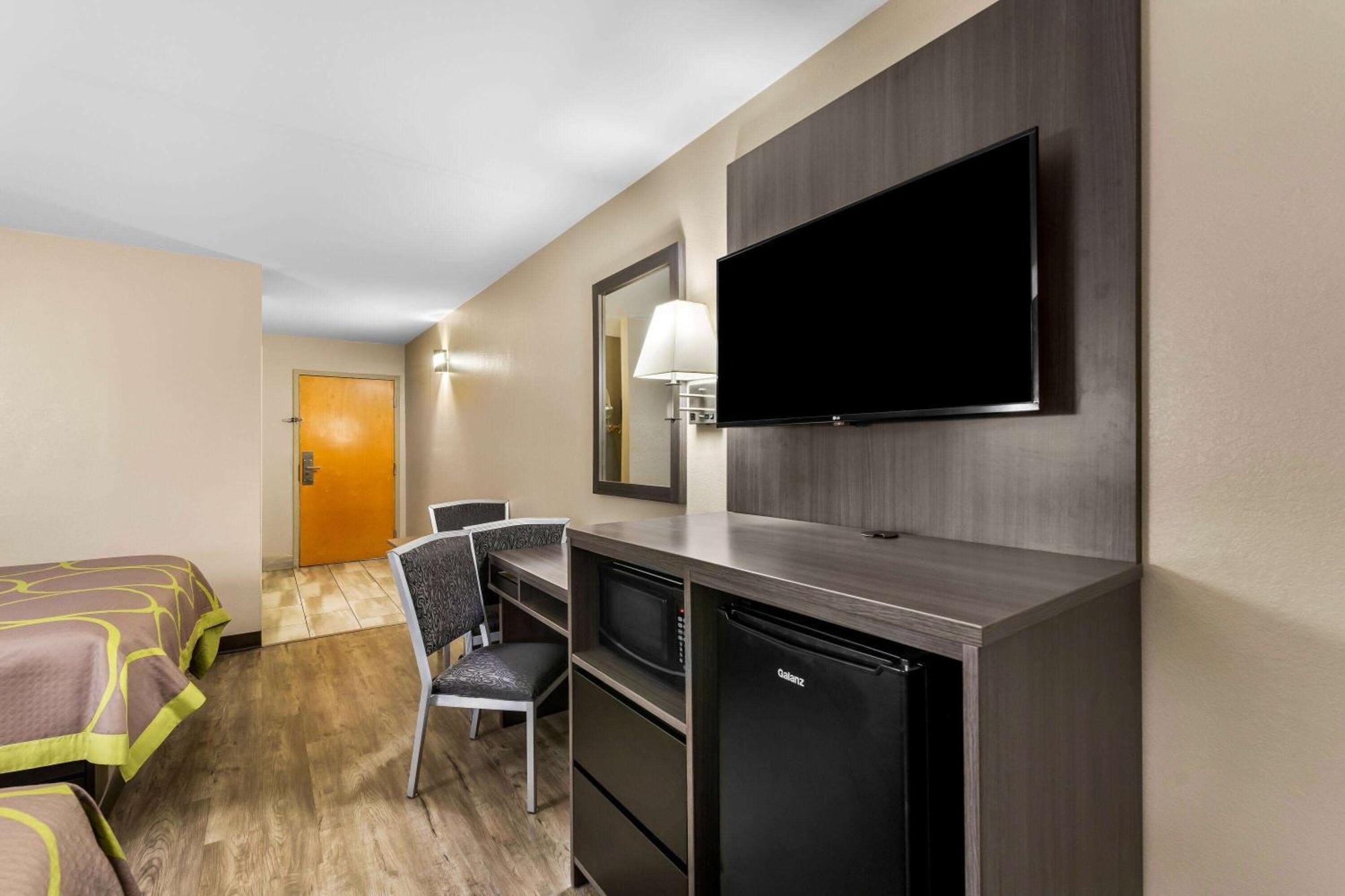 Hotel Super 8 By Wyndham Dickson Exteriér fotografie